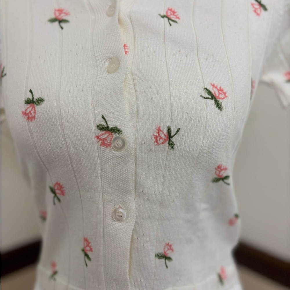 Floral Button-Up Top - Picture 2 of 4